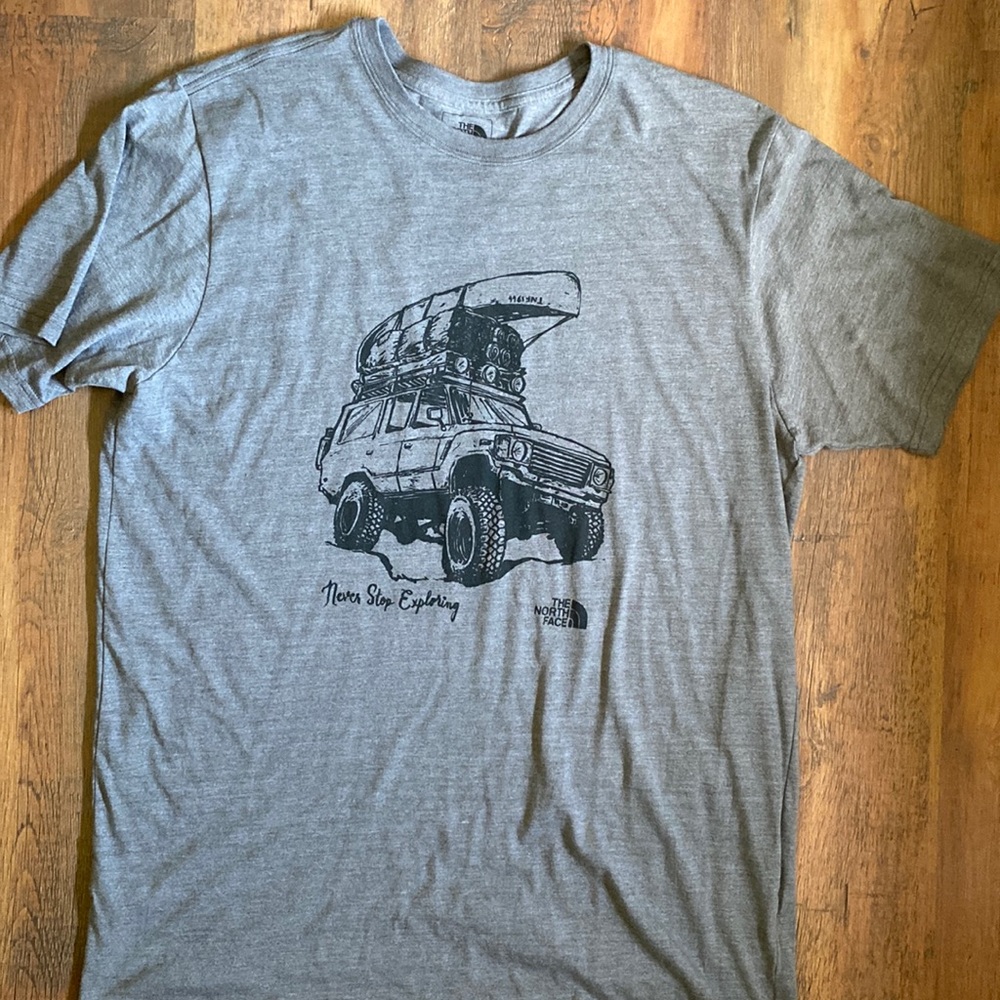 Like brand new! The North Face t-shirt!
